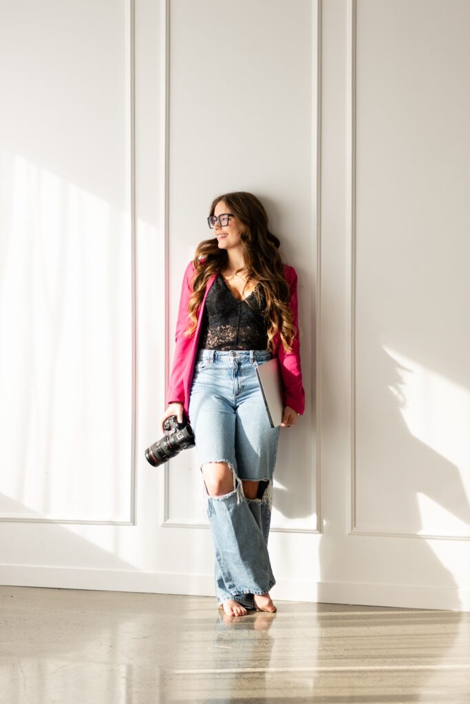 jodie guerin avec un appareil et un ordinateur a la main